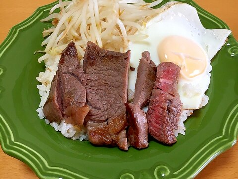 ボリュームたっぷり　ガーリックライスでステーキ丼